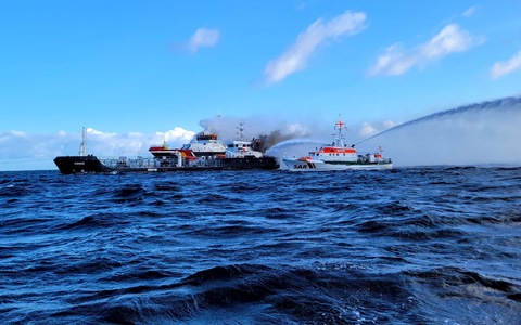 Kampf gegen die Flammen: Seenotretter gehen gegen den Brand auf dem Küstentankschiff «Annika» vor. - Foto: -/Die Seenotretter - DGzRS/dpa