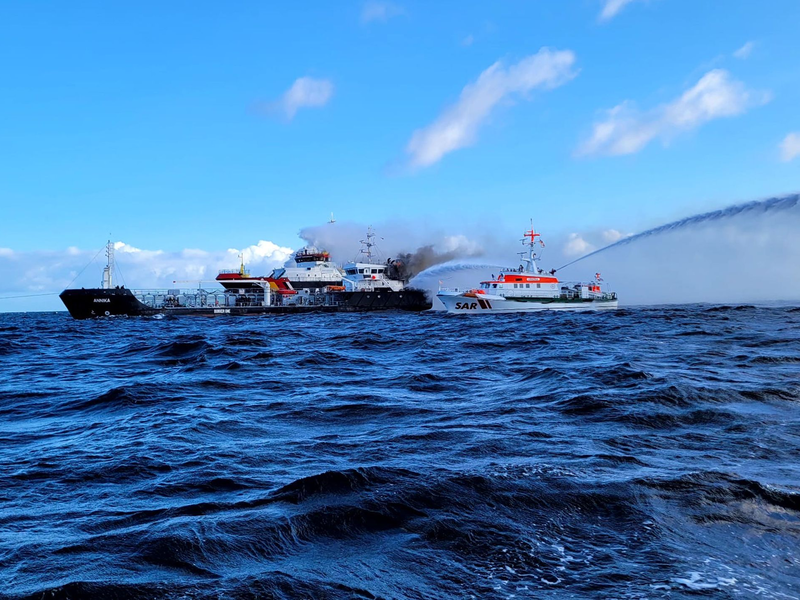 Kampf gegen die Flammen: Seenotretter gehen gegen den Brand auf dem Küstentankschiff «Annika» vor. - Foto: -/Die Seenotretter - DGzRS/dpa
