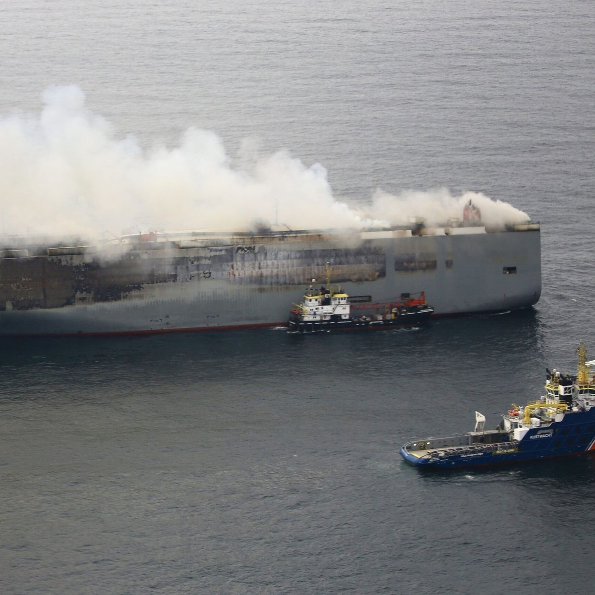 Tagelang brennt der Frachter «Fremantle Highway» auf der Nordsee. (Archivbild) - Foto: Flugzeug der Küstenwache/Küstenwache der Niederlande/dpa