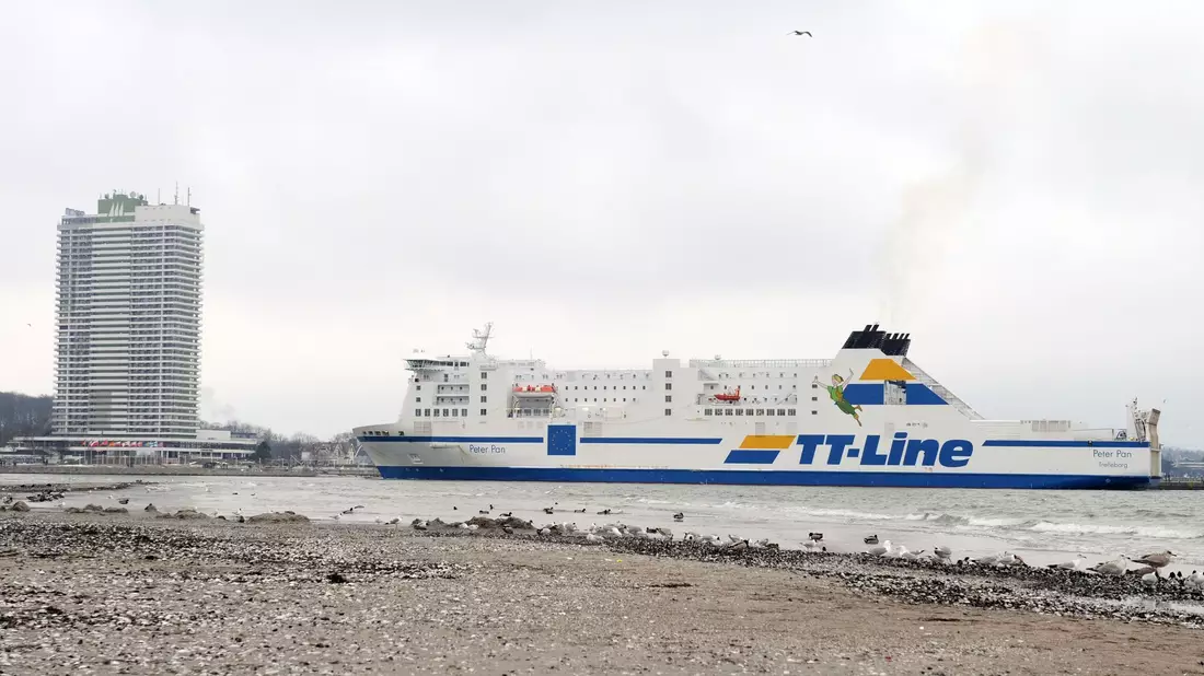 Als die «Peter Pan» 2019 in den Hafen von Travemünde einfährt, ist das Feuer schon gelöscht. (Archivbild) - Bild: Ole Spata/dpa