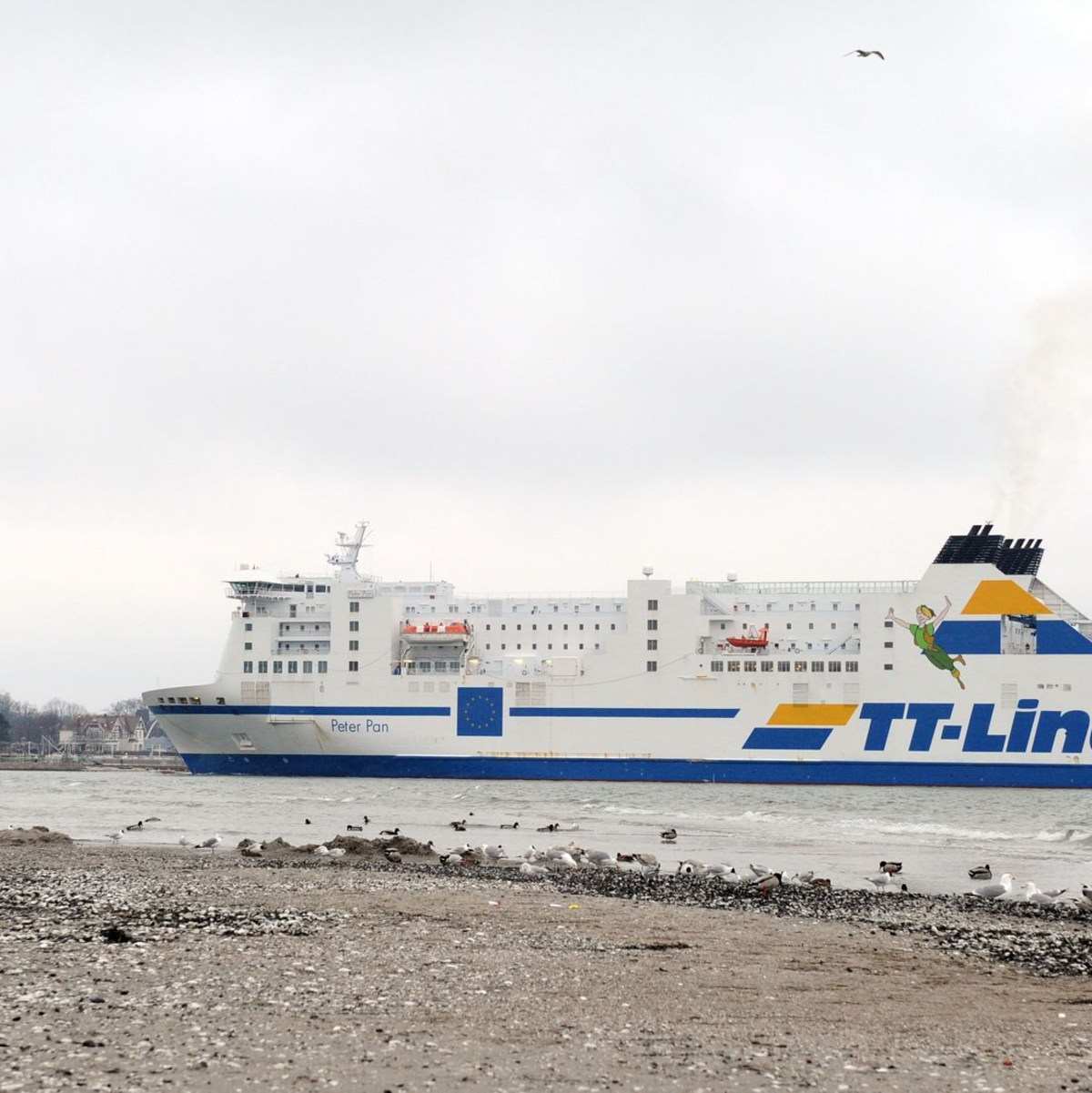 Als die «Peter Pan» 2019 in den Hafen von Travemünde einfährt, ist das Feuer schon gelöscht. (Archivbild) - Foto: Ole Spata/dpa