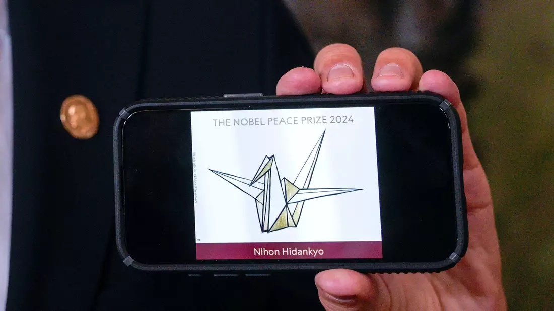 Das Logo der japanischen Organisation Nihon Hidankyo zeigt eine stilisierte Friedenstaube. - Bild: Javad Parsa/NTB Scanpix/AP/dpa