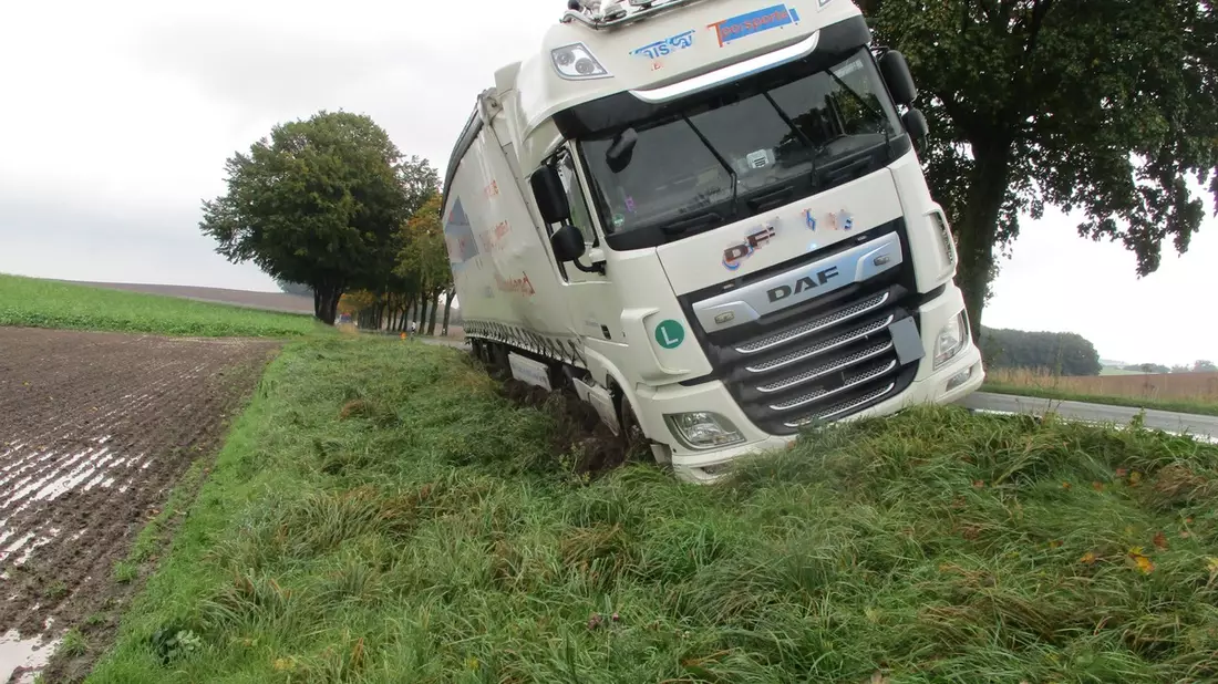 POL-LG: ++ LKW kommt von Fahrbahn ab - Kreisstraße wenige Stunden gesperrt ++ - Bild: presseportal.de