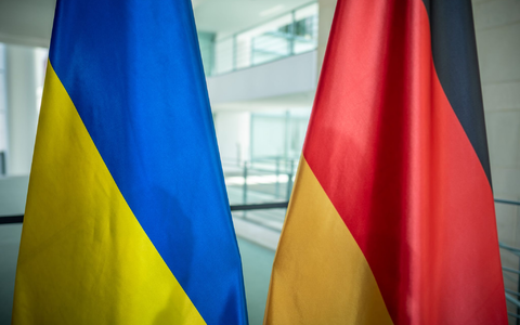 Auf seiner Europatour hat der ukrainische Präsident Wolodymyr Selenskyj auch bei Kanzler Olaf Scholz in Berlin Halt gemacht, um für neue Militärhilfe zu werben.  - Foto: Michael Kappeler/dpa