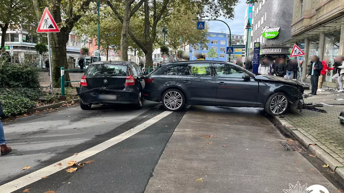 POL-DU: Altstadt: Audi kollidiert mit BMW und einer Schaufensterscheibe - Bild: presseportal.de
