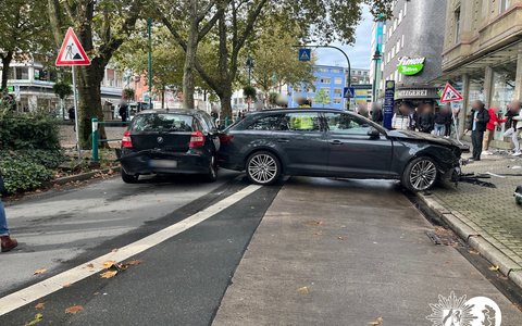 POL-DU: Altstadt: Audi kollidiert mit BMW und einer Schaufensterscheibe - Foto: presseportal.de