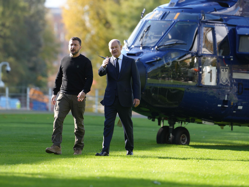 Selenskyj und Merz beantworten nach ihrem Gespräch im Kanzleramt Fragen bei einer Pressekonferenz. - Foto: Kay Nietfeld/dpa