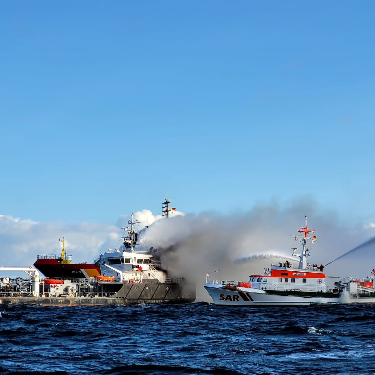 Laut Schweriner Umweltministerium ist bisher keine Gewässerverunreinigung entstanden. - Foto: -/Die Seenotretter - DGzRS/dpa