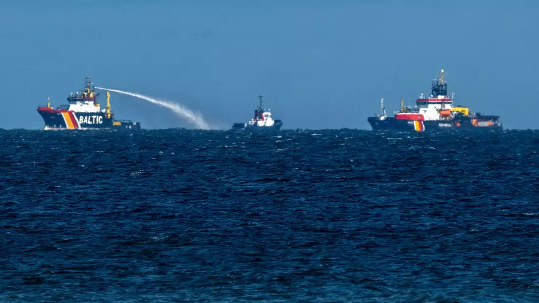Die Einsatzkräfte begannen von drei Schiffen aus mit der Brandbekämpfung von außen. - Bild: Stefan Sauer/dpa