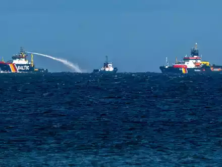 Mit 640 Tonnen Schweröl an Bord ist der Tanker «Annika» vor Heiligendamm in Brand geraten. - Foto: Stefan Sauer/dpa