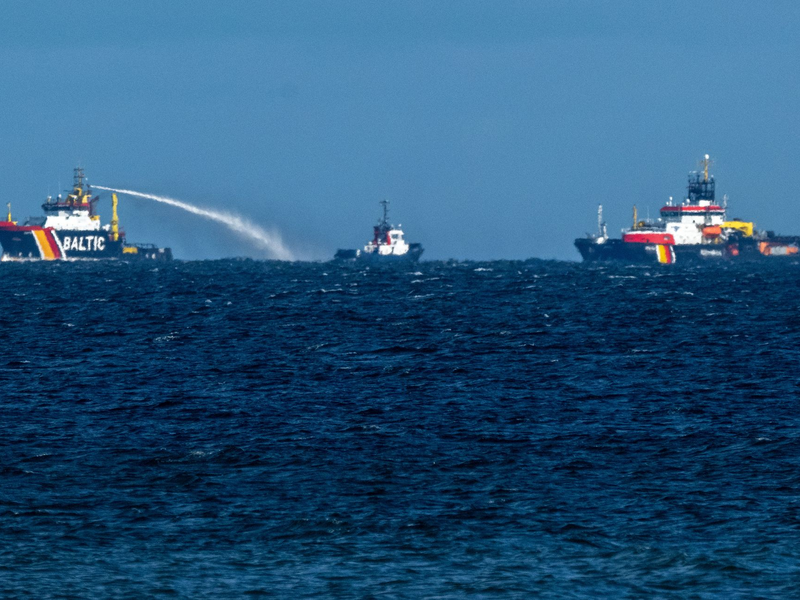 Mit 640 Tonnen Schweröl an Bord ist der Tanker «Annika» vor Heiligendamm in Brand geraten. - Foto: Stefan Sauer/dpa