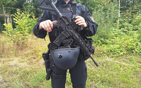 Schwerbewaffneter Polizist (Archiv) - Foto: über dts Nachrichtenagentur