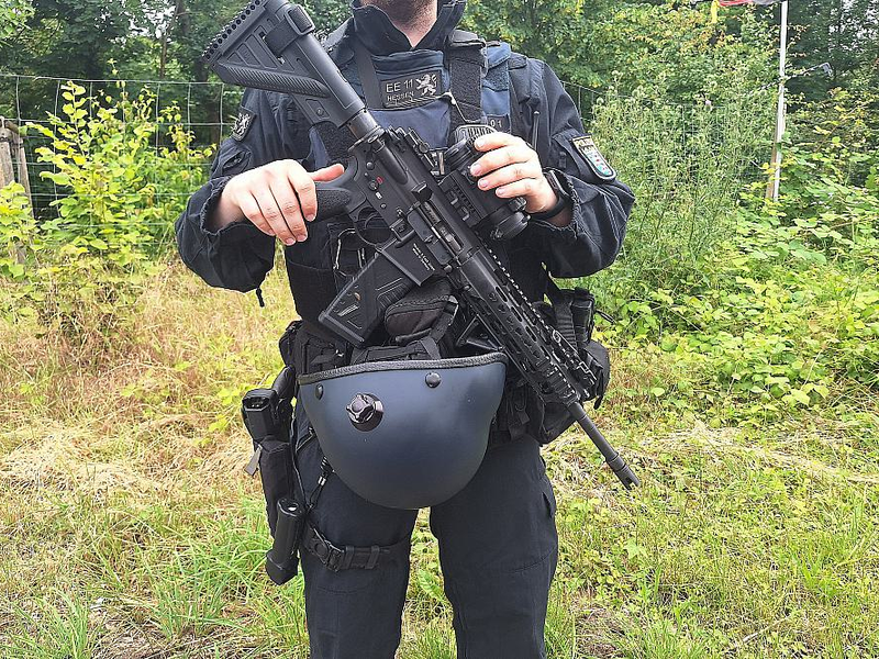 Schwerbewaffneter Polizist (Archiv) - Foto: über dts Nachrichtenagentur