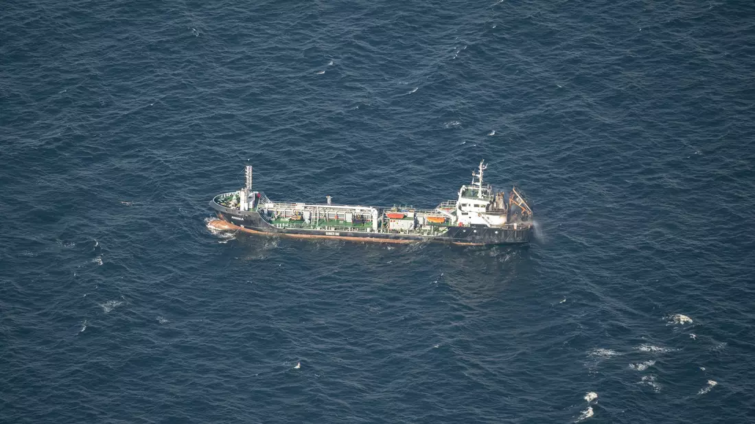 Das Tankschiff soll in den Rostocker Hafen geschleppt werden. - Bild: Hannes P Albert/dpa