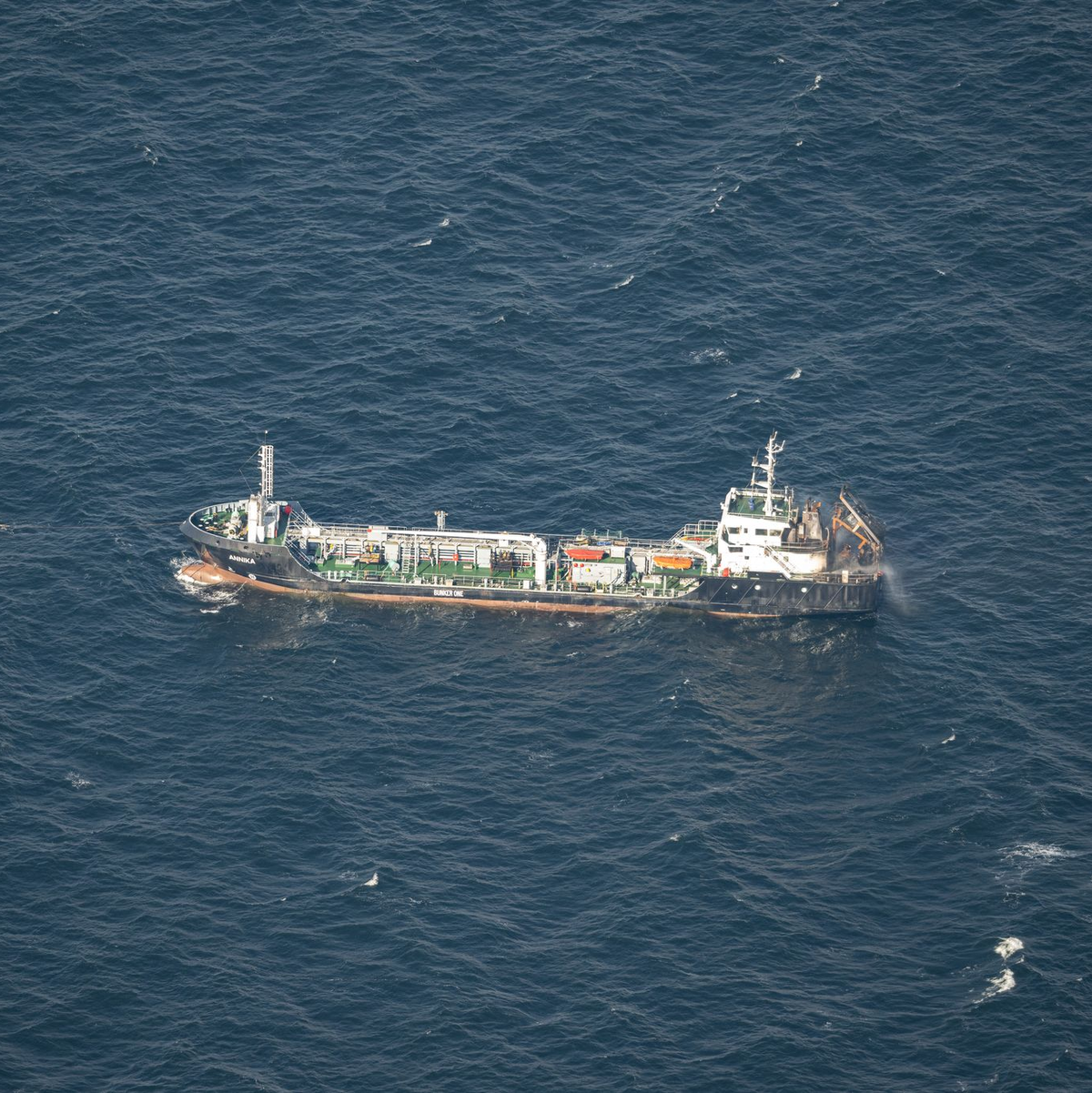 Das Tankschiff soll in den Rostocker Hafen geschleppt werden. - Foto: Hannes P Albert/dpa