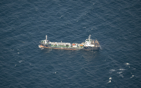 Rund 640 Tonnen Öl soll «Annika» beim Brandausbruch an Bord gehabt haben. - Foto: Hannes P Albert/dpa Rund 640 Tonnen Öl soll «Annika» beim Brandausbruch an Bord gehabt haben. - Foto: Hannes P Albert/dpa