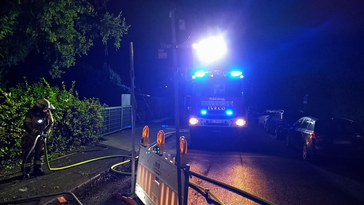 FW-EN: Mobile Toilettenkabine brannte in voller Ausdehnung - Nächtlicher Einsatz am Leharweg - Foto: presseportal.de