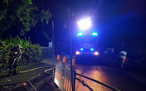 FW-EN: Mobile Toilettenkabine brannte in voller Ausdehnung - NĂ€chtlicher Einsatz am Leharweg - Foto: presseportal.de FW-EN: Mobile Toilettenkabine brannte in voller Ausdehnung - NĂ€chtlicher Einsatz am Leharweg - Foto: presseportal.de