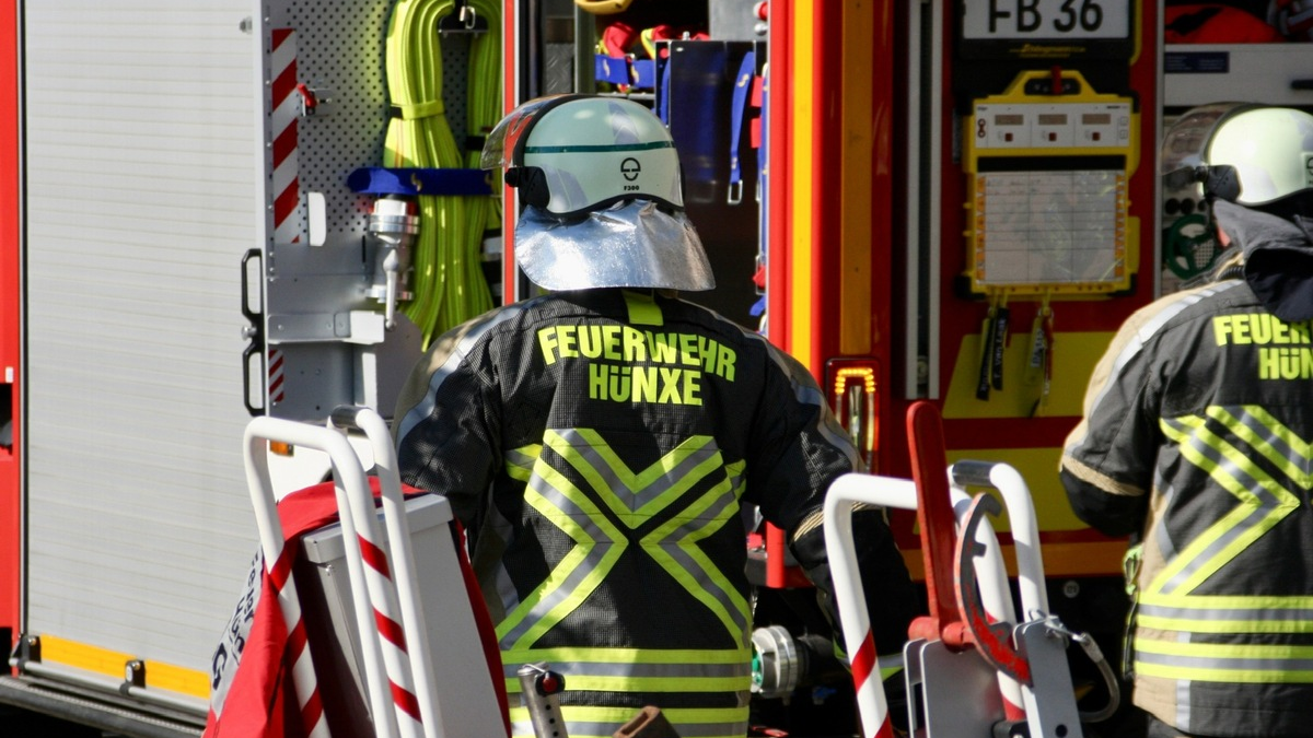 FW Hünxe: Tesla kollidierte mit einem Baum - Foto: presseportal.de