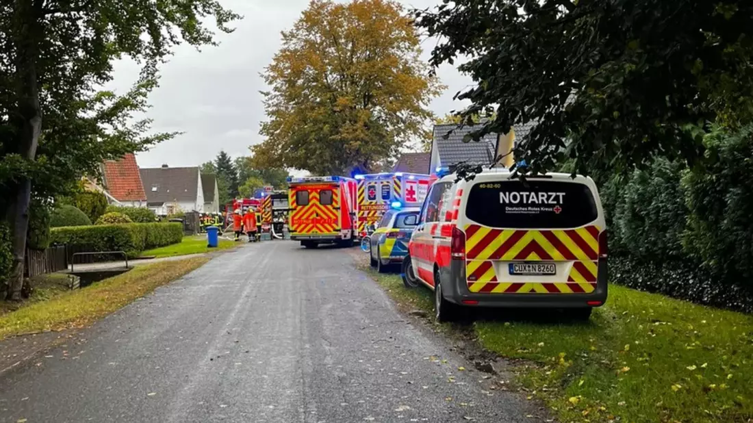 FFW Schiffdorf: Feuerwehr rettet drei Menschen aus verrauchtem Gebäude - Eine Person wird verletzt - Bild: presseportal.de