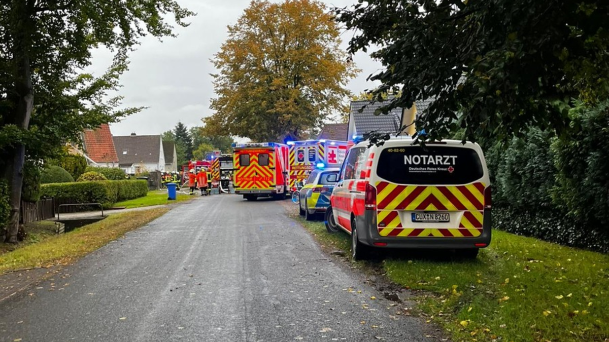 FFW Schiffdorf: Feuerwehr rettet drei Menschen aus verrauchtem Gebäude - Eine Person wird verletzt - Foto: presseportal.de