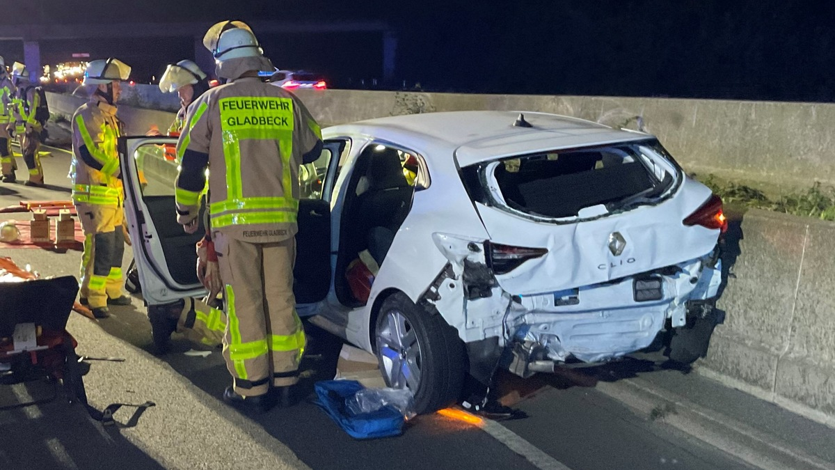 FW-GLA: Verkehrsunfall auf der BAB2- LKW kollidiert mit PKW - Foto: presseportal.de