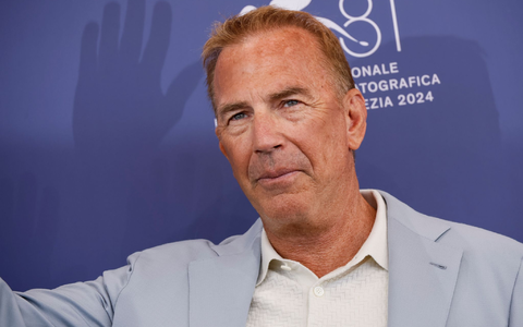 Schauspieler und Musiker Kevin Costner veröffentlicht mit seiner Band einen Song als Spenden-Aktion. (Archivbild)  - Foto: Joel C Ryan/Invision/AP/dpa