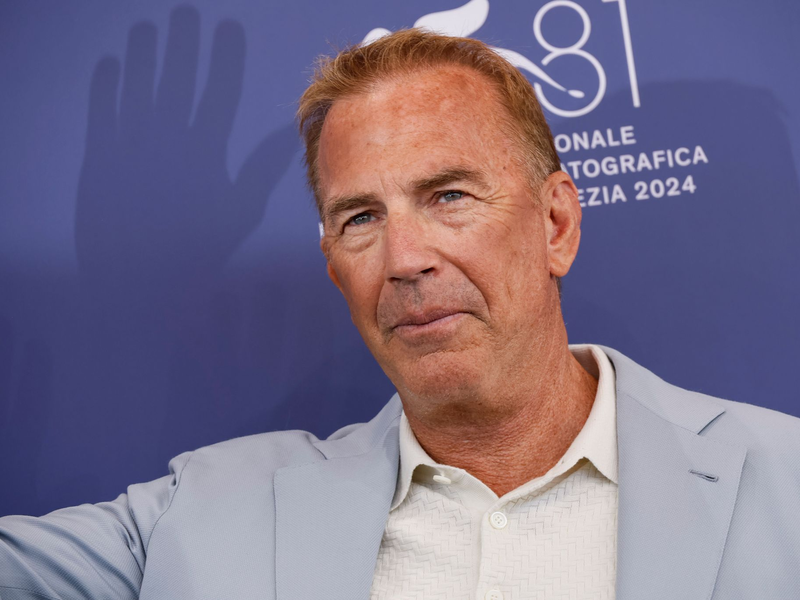 Schauspieler und Musiker Kevin Costner veröffentlicht mit seiner Band einen Song als Spenden-Aktion. (Archivbild)  - Foto: Joel C Ryan/Invision/AP/dpa