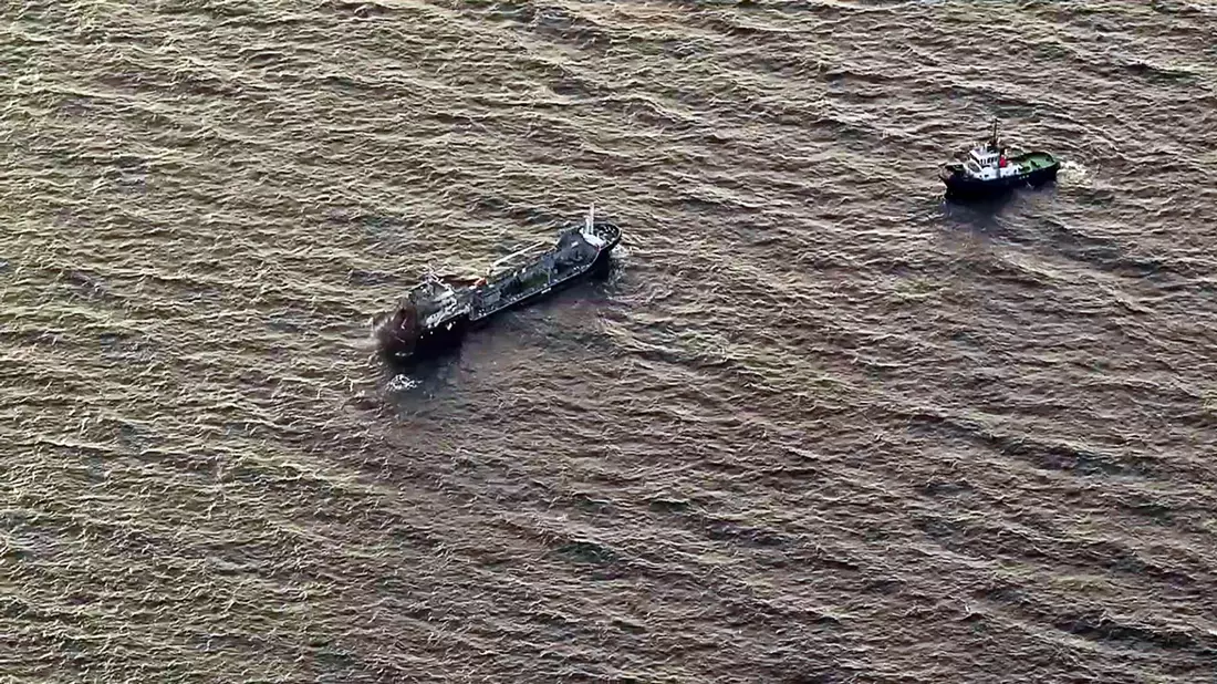 Das brennende Tankschiff «Annika» soll im Rostocker Hafen gelöscht werden. - Bild: Hannes P Albert/dpa