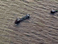 Das brennende Tankschiff «Annika» soll im Rostocker Hafen gelöscht werden. - Foto: Hannes P Albert/dpa