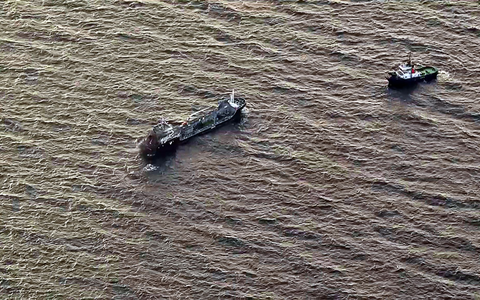 Das brennende Tankschiff «Annika» soll im Rostocker Hafen gelöscht werden. - Foto: Hannes P Albert/dpa