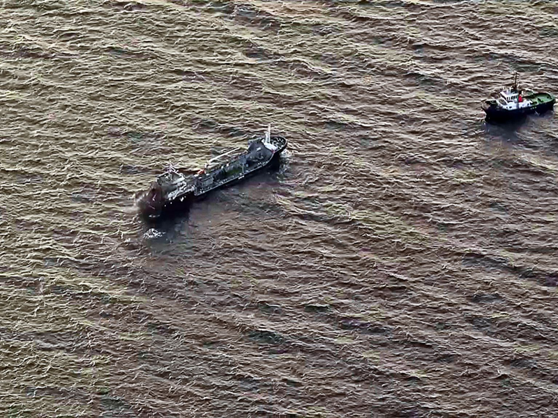 Das brennende Tankschiff «Annika» soll im Rostocker Hafen gelöscht werden. - Foto: Hannes P Albert/dpa