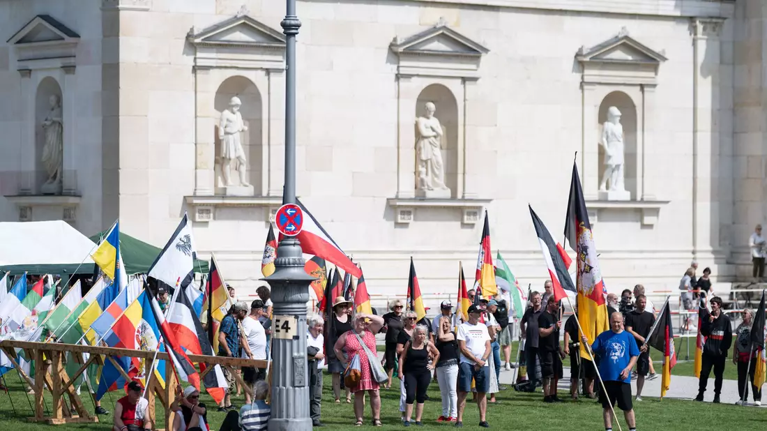 Sogenannte Reichsbürger demonstrieren auf dem Königsplatz in München. Titel der Veranstaltung ist: «Das große Treffen der Bundesstaaten, Heimath und Weltfrieden». (Archivfoto) - Bild: -/dpa