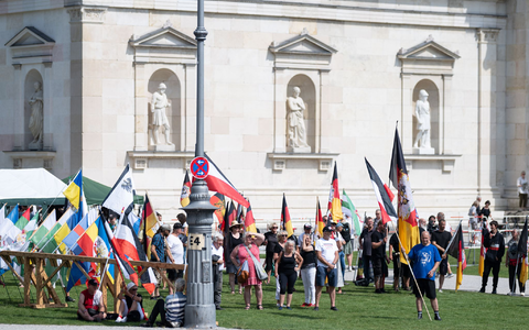 Sogenannte Reichsbürger demonstrieren auf dem Königsplatz in München. Titel der Veranstaltung ist: «Das große Treffen der Bundesstaaten, Heimath und Weltfrieden». (Archivfoto) - Foto: -/dpa Sogenannte Reichsbürger demonstrieren auf dem Königsplatz in München. Titel der Veranstaltung ist: «Das große Treffen der Bundesstaaten, Heimath und Weltfrieden». (Archivfoto) - Foto: -/dpa