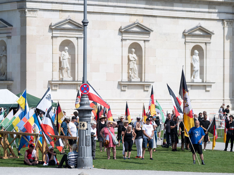 Sogenannte Reichsbürger demonstrieren auf dem Königsplatz in München. Titel der Veranstaltung ist: «Das große Treffen der Bundesstaaten, Heimath und Weltfrieden». (Archivfoto) - Foto: -/dpa