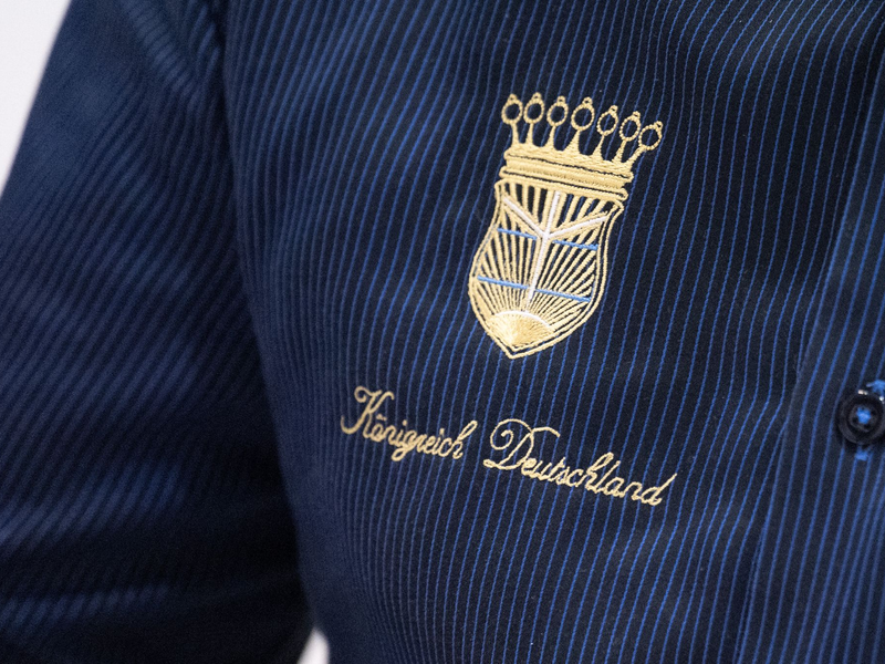 Der Verein habe von seinen Anhängern «ganz erhebliche Vermögenswerte» erlangt, heißt es im Verfassungsschutzbericht für das Jahr 2023. (Archivfoto) - Foto: Hendrik Schmidt/dpa