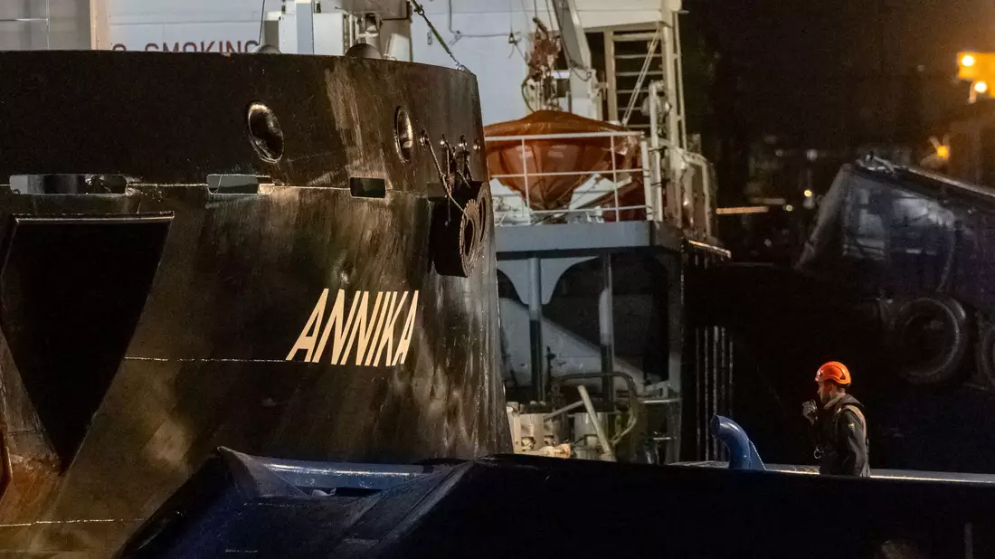 Die «Annika» ist in der Nacht im Rostocker Hafen angekommen. - Bild: Bodo Marks/dpa