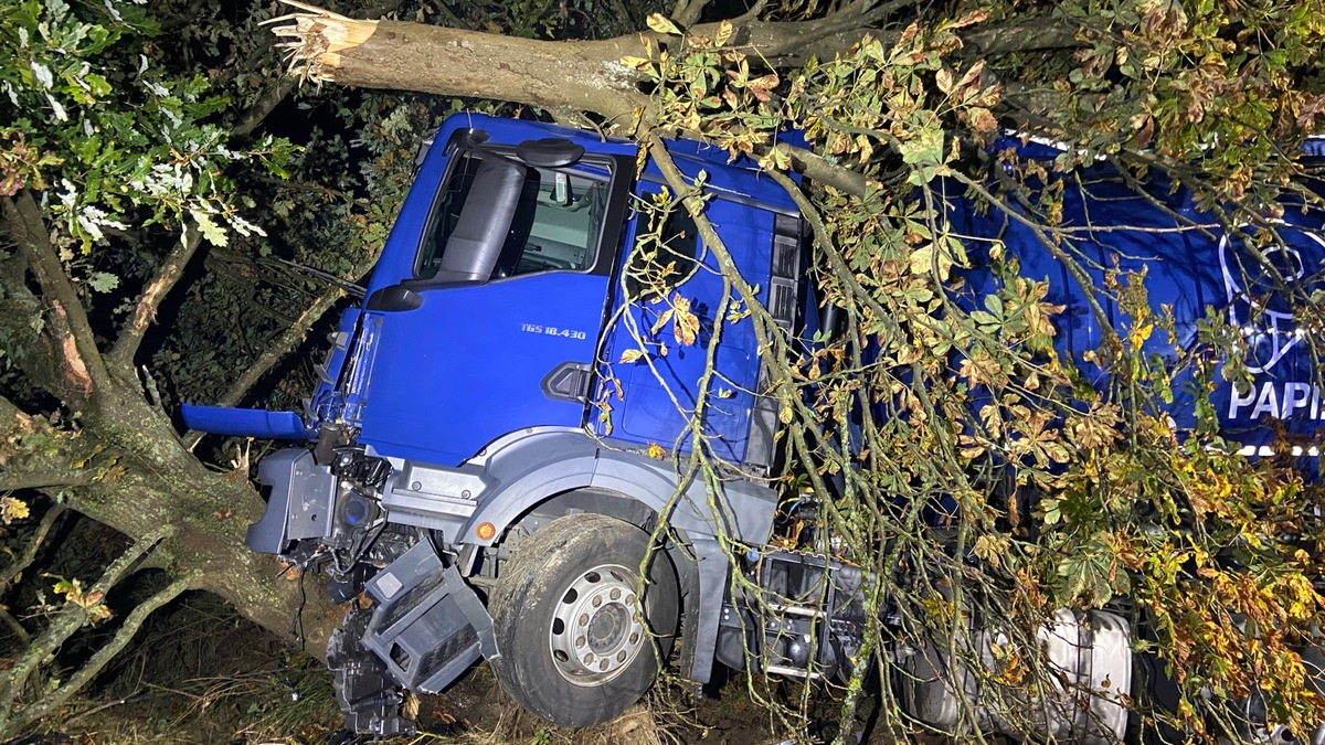 POL-PDTR: Sattelzug kollidiert mit Baum - Foto: presseportal.de