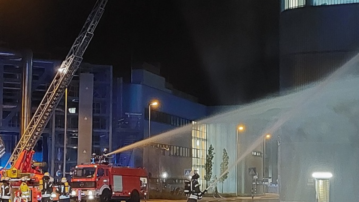 FW Datteln: Brandmeledeanlage detektiert Trafobrand im Kraftwerk - Foto: presseportal.de