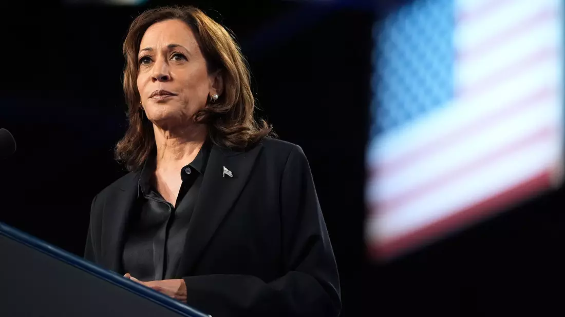 Kamala Harris hat es kurz vor der US-Präsidentschaftswahl erneut auf das Cover der Modezeitschrift «Vogue» geschafft. (Archivbild) - Bild: Mark Schiefelbein/AP/dpa