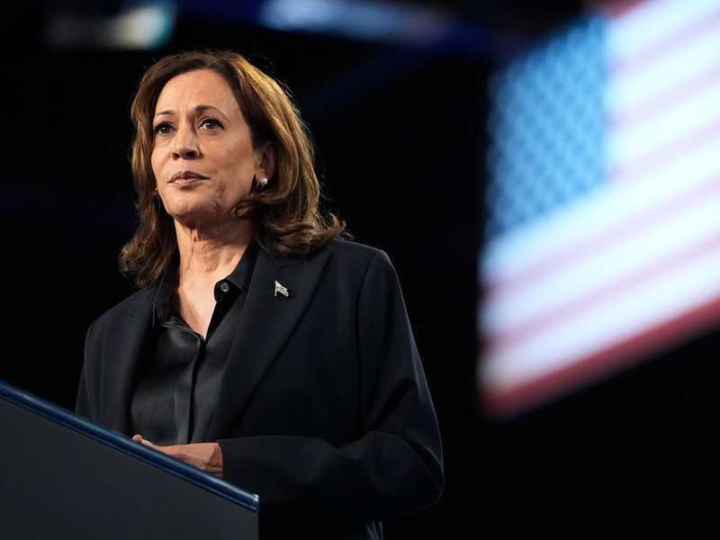 Kamala Harris hat es kurz vor der US-Präsidentschaftswahl erneut auf das Cover der Modezeitschrift «Vogue» geschafft. (Archivbild) - Foto: Mark Schiefelbein/AP/dpa