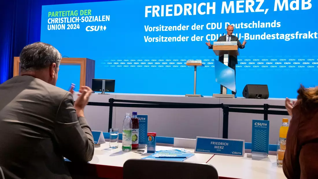 Klare Worte von Friedrich Merz auf dem CSU-Parteitag. - Bild: Peter Kneffel/dpa