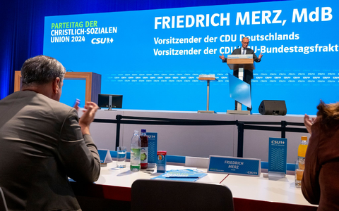 Klare Worte von Friedrich Merz auf dem CSU-Parteitag. - Foto: Peter Kneffel/dpa
