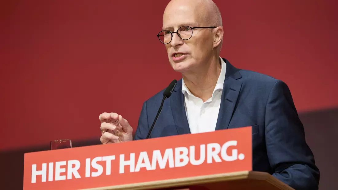 Hamburgs Bürgermeister Peter Tschentscher ist mit 97,3 Prozent der Stimmen zum Spitzenkandidat der SPD Hamburg gewählt worden. - Bild: Georg Wendt/dpa
