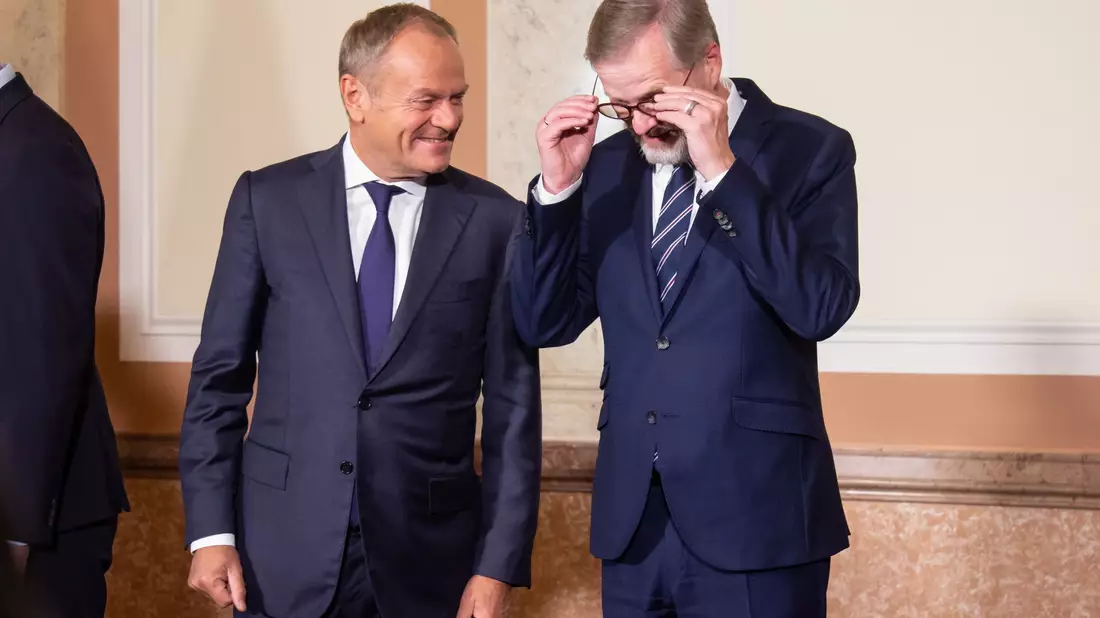 Der polnische Regierungschef Donald Tusk mit seinem tschechischen Kollegen Petr Fiala. (Archivbild) - Bild: Barbora Vizváryová/TASR/dpa