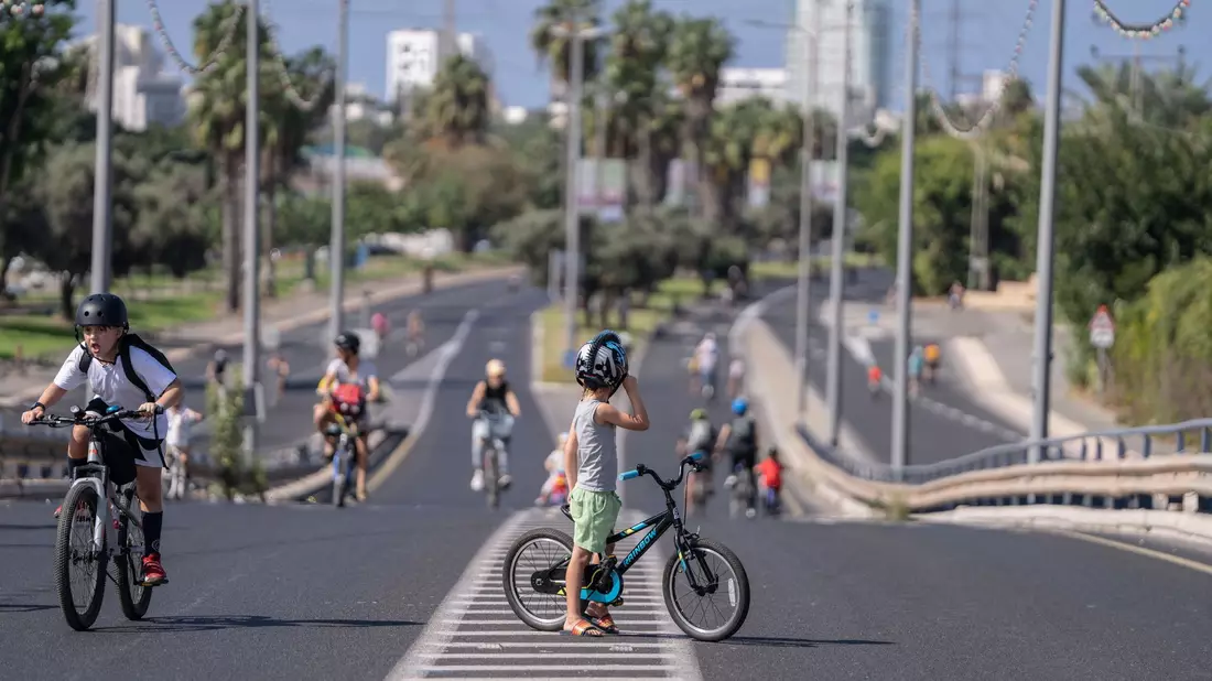 Menschen in Israel sind mit ihren Fahrrädern auf einer leeren Straße am Feiertag Jom Kippur unterwegs (Foto aktuell). - Bild: Ilia Yefimovich/dpa