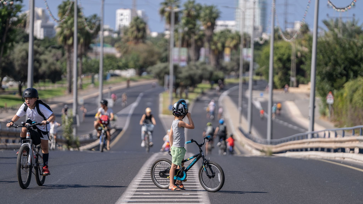 Menschen in Israel sind mit ihren Fahrrädern auf einer leeren Straße am Feiertag Jom Kippur unterwegs (Foto aktuell). - Foto: Ilia Yefimovich/dpa