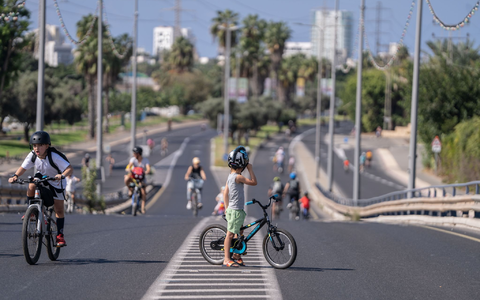 Menschen in Israel sind mit ihren Fahrrädern auf einer leeren Straße am Feiertag Jom Kippur unterwegs (Foto aktuell). - Foto: Ilia Yefimovich/dpa