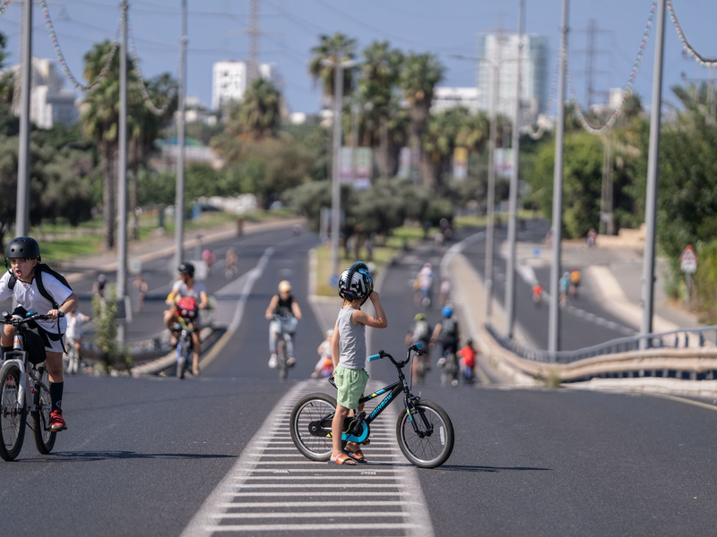 Menschen in Israel sind mit ihren Fahrrädern auf einer leeren Straße am Feiertag Jom Kippur unterwegs (Foto aktuell). - Foto: Ilia Yefimovich/dpa