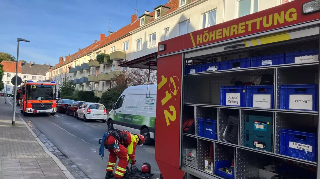FW Hannover: Frau vom Dach eines Mehrfamilienhauses gerettet - Bild: presseportal.de